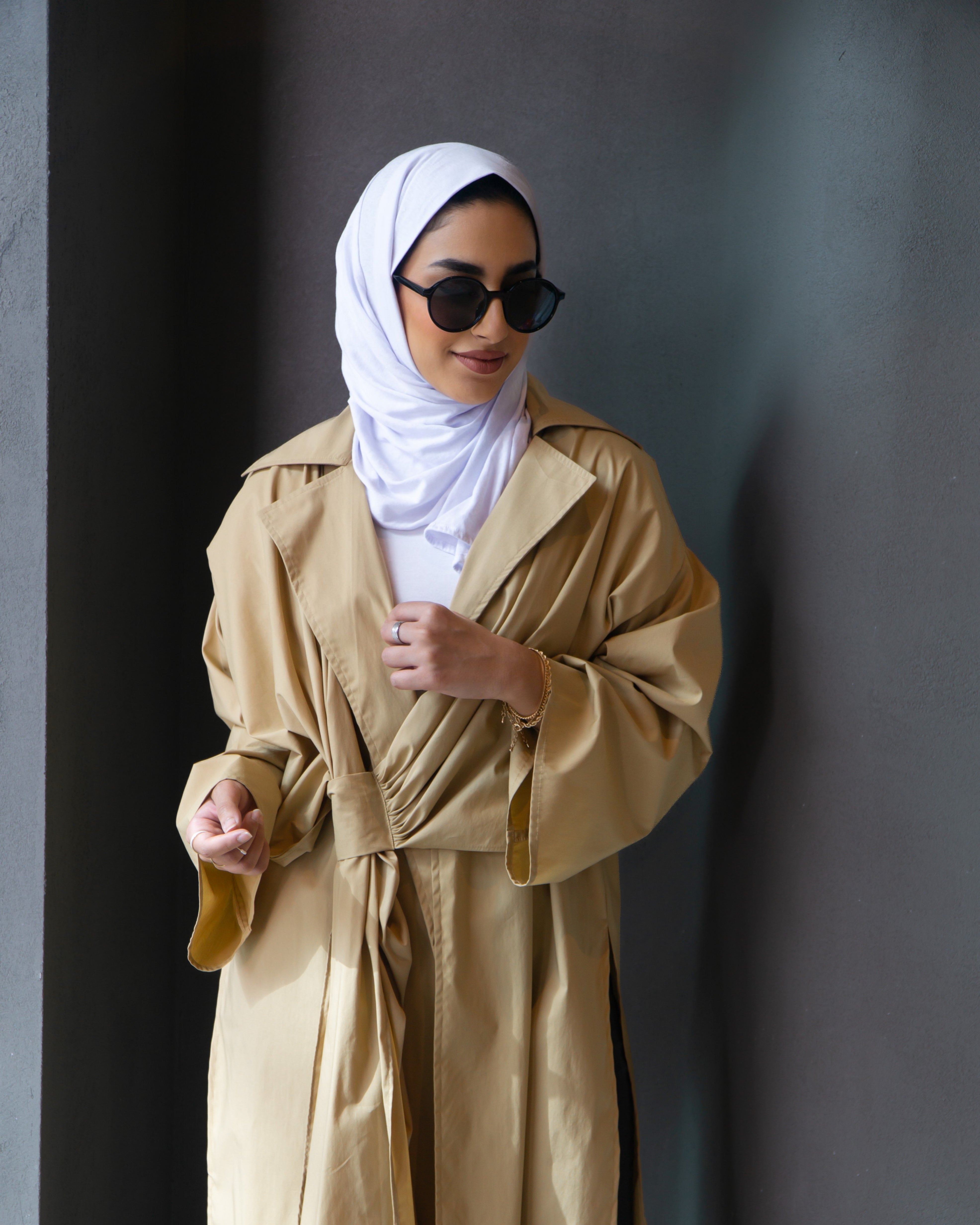سترة طويلة مربوطة الخصر