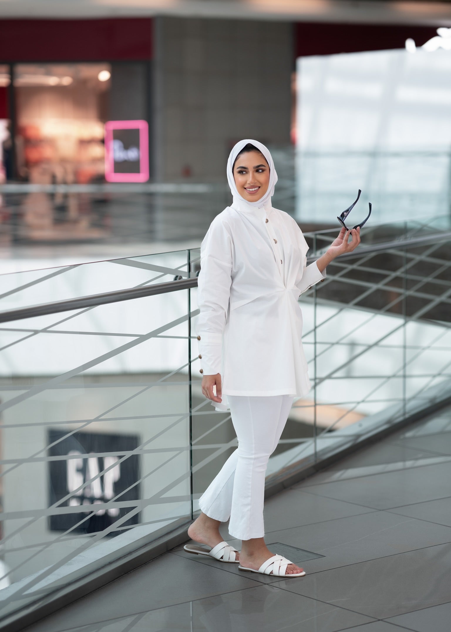 قميص التجاعيد الأوسط خارج الأبيض
