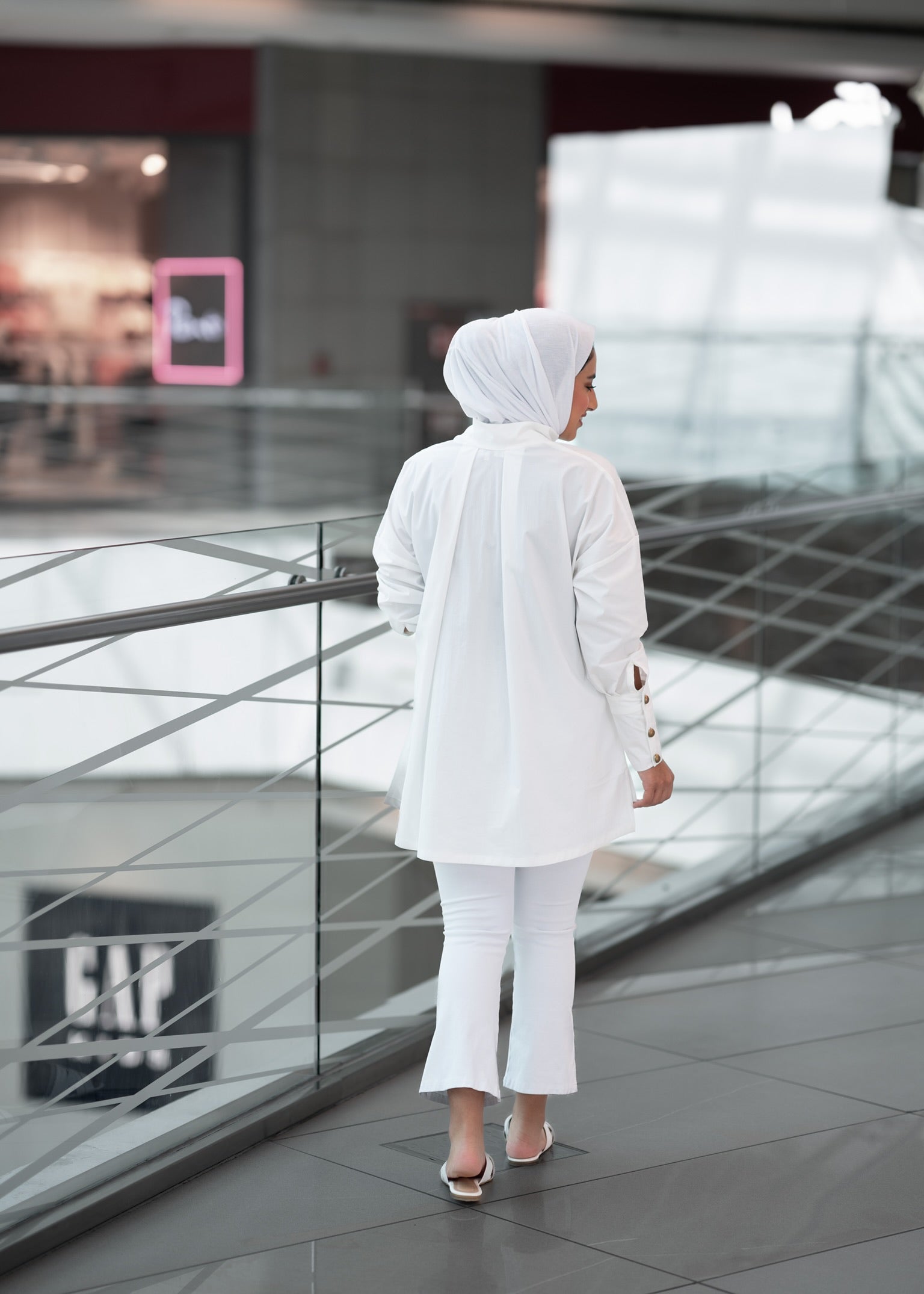 قميص التجاعيد الأوسط خارج الأبيض