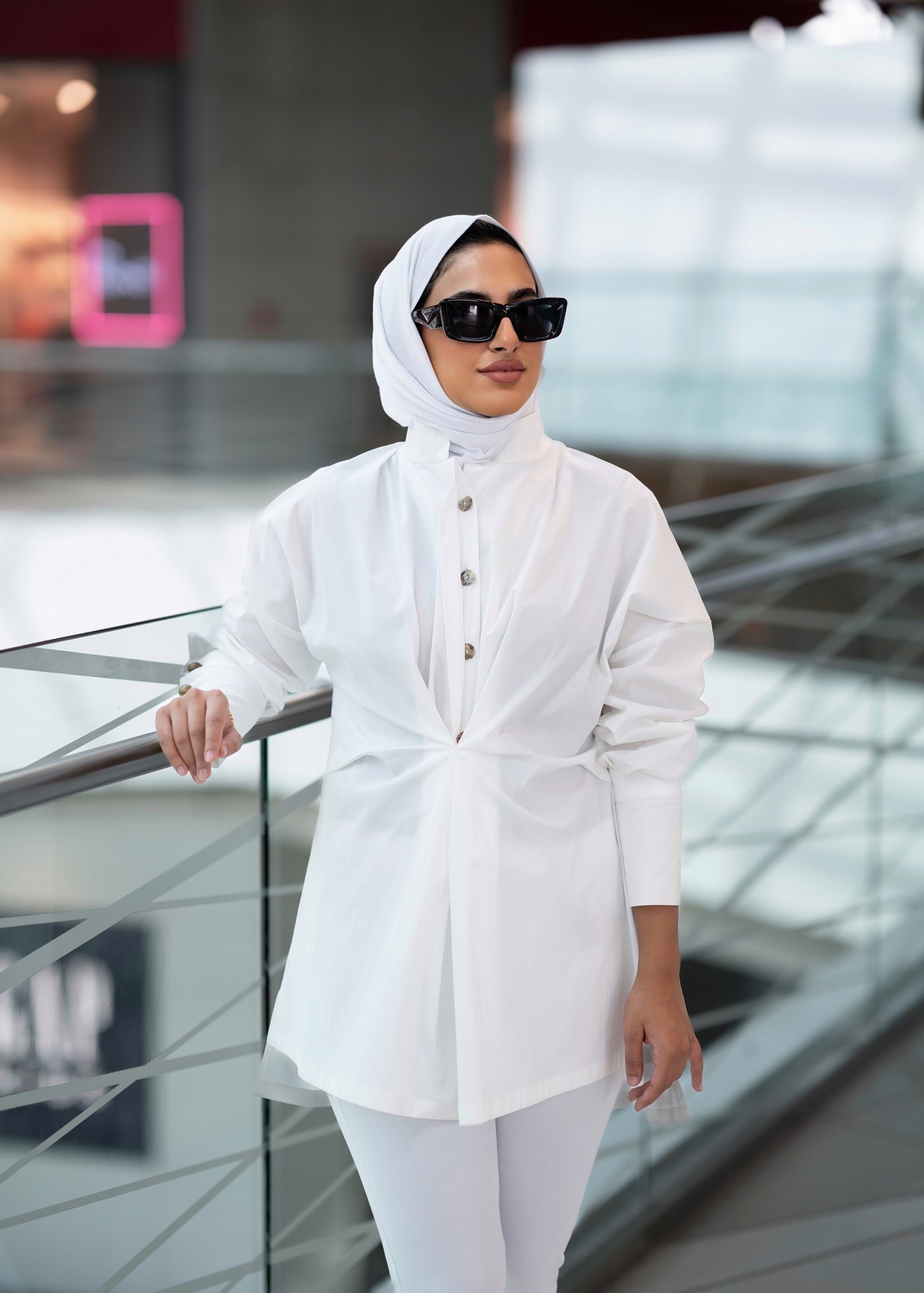 قميص التجاعيد الأوسط خارج الأبيض