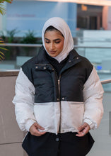 تحميل الصورة في عارض المعرض ، جاكيت منفوخ قصير أبيض وأسود
