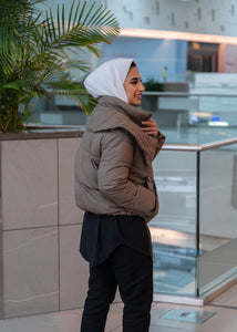 جاكيت منفوخ بني بأكتاف هندسية